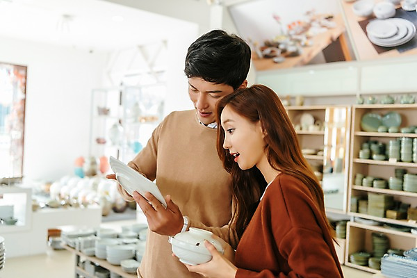 포토 JPG 주간 그릇 접시 커플 응시 여자 남자 여행 실내 서기 들기 사람 상반신 20대 성인 두명 옆모습 아웃포커스 상점 놀람 전시 한국인 도자기 구경 기념품 도자기축제 성인만 국내포토 여주시 자연요소 식기 시선 감정 뷰포인트 관계 모션 촬영기법 표정 동양인 청년 내부 축제 오브젝트 경기도 파일형식