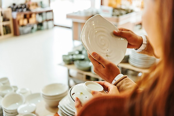 포토 JPG 주간 그릇 접시 손 커플 여자 남자 여행 실내 서기 들기 사람 상반신 20대 성인 두명 아웃포커스 신체부위 상점 한국인 잡기 도자기 구경 기념품 도자기축제 성인만 국내포토 여주시 자연요소 식기 관계 모션 촬영기법 동양인 청년 내부 축제 오브젝트 경기도 파일형식