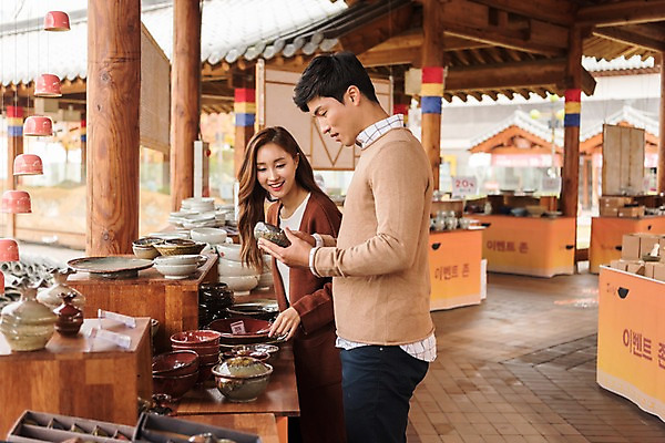 포토 JPG 주간 커플 응시 여자 남자 여행 고건축 서기 미소 사람 상반신 20대 성인 야외 두명 옆모습 아웃포커스 상점 한국인 도자기 구경 기념품 도자기축제 성인만 국내포토 여주시 자연요소 건축물 시선 뷰포인트 관계 모션 촬영기법 표정 동양인 청년 축제 오브젝트 경기도 파일형식