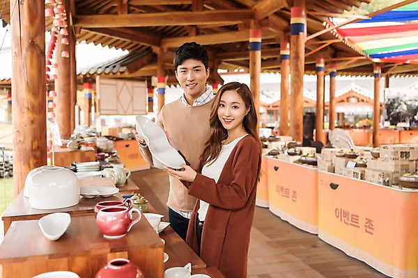 포토 JPG 주간 커플 응시 여자 남자 여행 고건축 지붕 서기 미소 들기 사람 상반신 20대 성인 야외 두명 옆모습 아웃포커스 상점 한국인 도자기 구경 처마 도자기축제 성인만 국내포토 여주시 자연요소 건축물 시선 뷰포인트 관계 모션 촬영기법 표정 동양인 청년 축제 경기도 파일형식