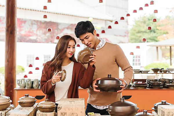 포토 JPG 주간 커플 응시 여자 남자 여행 대화 서기 들기 사람 상반신 20대 성인 야외 두명 앞모습 아웃포커스 상점 한국인 도자기 솥 구경 도자기축제 성인만 국내포토 여주시 자연요소 시선 뷰포인트 관계 모션 주방용품 촬영기법 말하기 동양인 청년 축제 경기도 파일형식