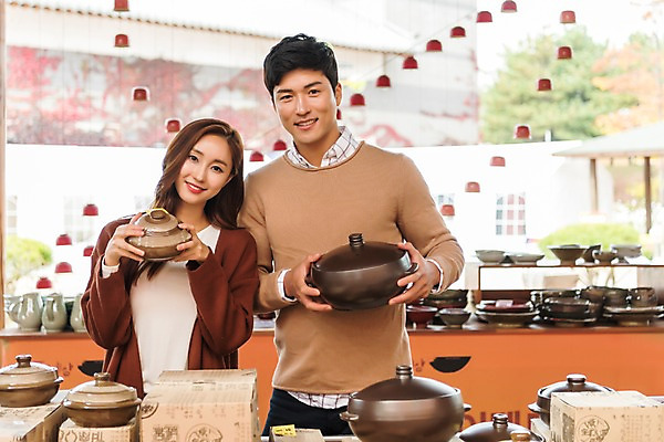 포토 JPG 주간 커플 응시 여자 남자 여행 서기 미소 들기 사람 상반신 20대 성인 야외 두명 앞모습 아웃포커스 상점 전시 한국인 도자기 구경 도자기축제 성인만 국내포토 여주시 자연요소 시선 뷰포인트 관계 모션 촬영기법 표정 동양인 청년 축제 경기도 파일형식