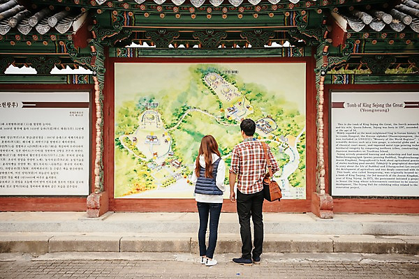 포토 JPG 주간 전신 한국전통 커플 응시 여자 남자 여행 고건축 지도 데이트 한국건축 서기 사람 20대 성인 야외 두명 뒷모습 한국인 표지판 처마 국내여행 성인만 세종대왕릉 국내포토 여주시 자연요소 전통 건축물 시선 건축 뷰포인트 관계 모션 한국 알림판 동양인 청년 경기도 왕릉 파일형식 여주_지역
