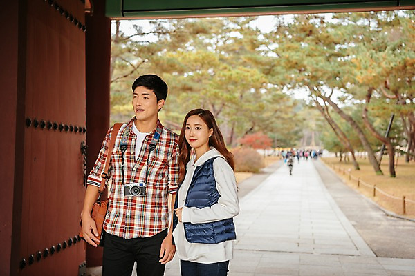 포토 JPG 주간 나무 커플 응시 여자 남자 여행 고건축 가방 데이트 한국건축 출입구 서기 미소 사람 잔디 상반신 20대 성인 야외 두명 앞모습 아웃포커스 카메라 한국인 보행로 대문 국내여행 성인만 세종대왕릉 국내포토 여주시 자연요소 식물 건축물 시선 잡화 건축 길 뷰포인트 관계 모션 촬영기법 표정 동양인 청년 전자제품 문 경기도 왕릉 파일형식 여주_지역