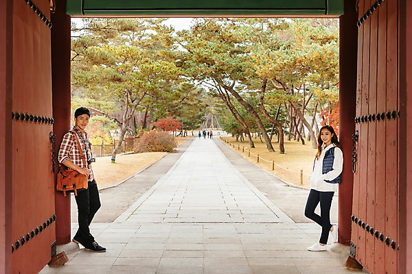 포토 JPG 주간 전신 커플 응시 여자 남자 여행 고건축 가방 데이트 한국건축 출입구 서기 미소 사람 20대 성인 야외 두명 옆모습 관광지 기댐 한국인 보행로 주머니손 대문 국내여행 성인만 세종대왕릉 국내포토 여주시 자연요소 건축물 시선 잡화 건축 길 뷰포인트 관계 모션 표정 동양인 청년 문 경기도 왕릉 파일형식 여주_지역