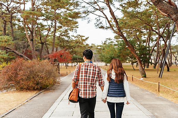 포토 JPG 주간 나무 커플 여자 남자 여행 데이트 사람 잔디 상반신 20대 성인 야외 두명 뒷모습 관광지 걷기 손잡기 한국인 보행로 국내여행 성인만 세종대왕릉 국내포토 여주시 자연요소 식물 길 뷰포인트 관계 모션 동양인 청년 경기도 왕릉 파일형식 여주_지역