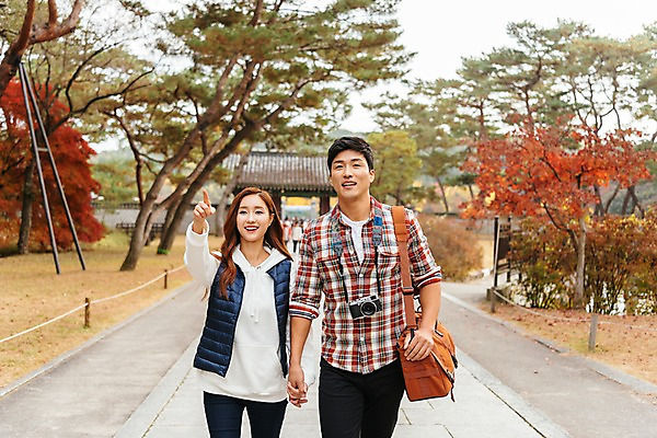 포토 JPG 주간 나무 커플 응시 여자 남자 여행 가방 데이트 출입구 미소 사람 잔디 상반신 20대 성인 야외 두명 앞모습 걷기 카메라 손잡기 한국인 가리킴 보행로 국내여행 성인만 세종대왕릉 국내포토 여주시 자연요소 식물 시선 잡화 길 뷰포인트 관계 모션 표정 동양인 손짓 청년 전자제품 경기도 왕릉 파일형식 여주_지역