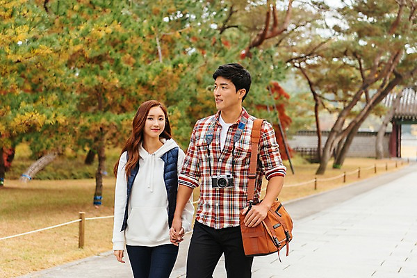 포토 JPG 주간 나무 커플 응시 여자 남자 여행 가방 데이트 미소 사람 잔디 상반신 20대 성인 야외 두명 앞모습 걷기 카메라 손잡기 한국인 보행로 국내여행 성인만 세종대왕릉 국내포토 여주시 자연요소 식물 시선 잡화 길 뷰포인트 관계 모션 표정 동양인 청년 전자제품 경기도 왕릉 파일형식 여주_지역