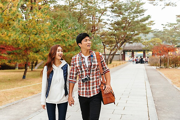 포토 JPG 주간 나무 커플 응시 여자 남자 여행 가방 데이트 출입구 미소 사람 잔디 상반신 20대 성인 야외 두명 앞모습 관광지 여행객 걷기 카메라 손잡기 한국인 보행로 국내여행 성인만 세종대왕릉 국내포토 여주시 자연요소 식물 시선 잡화 길 뷰포인트 관계 모션 표정 동양인 청년 전자제품 경기도 왕릉 파일형식 여주_지역