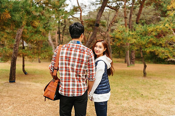 포토 JPG 주간 나무 커플 응시 여자 남자 여행 가방 데이트 서기 미소 사람 잔디 상반신 20대 성인 야외 두명 옆모습 뒷모습 손잡기 한국인 뒤돌아보기 국내여행 성인만 세종대왕릉 국내포토 여주시 자연요소 식물 시선 잡화 뷰포인트 관계 모션 표정 동양인 청년 경기도 왕릉 파일형식 여주_지역