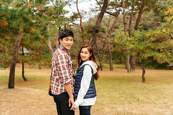 포토 JPG 주간 나무 커플 응시 여자 남자 여행 데이트 서기 미소 사람 잔디 상반신 20대 성인 야외 두명 옆모습 손잡기 한국인 뒤돌아보기 국내여행 성인만 세종대왕릉 국내포토 여주시 자연요소 식물 시선 뷰포인트 관계 모션 표정 동양인 청년 경기도 왕릉 파일형식 여주_지역