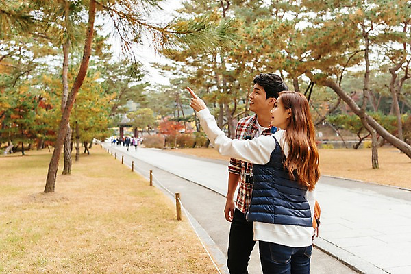 포토 JPG 주간 나무 커플 응시 여자 남자 여행 데이트 서기 미소 사람 잔디 상반신 20대 성인 야외 두명 옆모습 뒷모습 관광지 여행객 한국인 가리킴 보행로 국내여행 성인만 세종대왕릉 국내포토 여주시 자연요소 식물 시선 길 뷰포인트 관계 모션 표정 동양인 손짓 청년 경기도 왕릉 파일형식 여주_지역