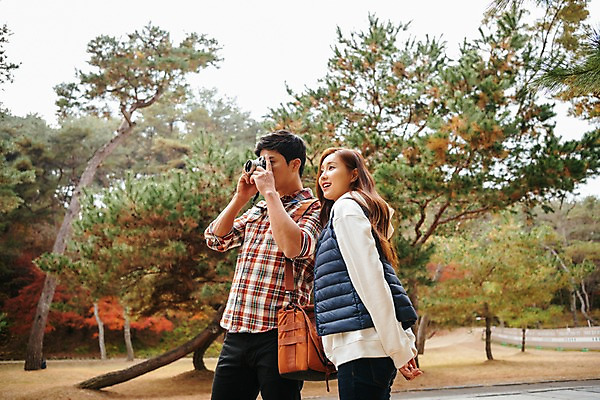 포토 JPG 주간 나무 커플 응시 여자 남자 여행 데이트 서기 미소 사람 잔디 상반신 20대 성인 야외 두명 옆모습 카메라 사진촬영 한국인 국내여행 성인만 세종대왕릉 국내포토 여주시 자연요소 식물 시선 뷰포인트 관계 모션 표정 동양인 청년 전자제품 촬영 경기도 왕릉 파일형식 여주_지역