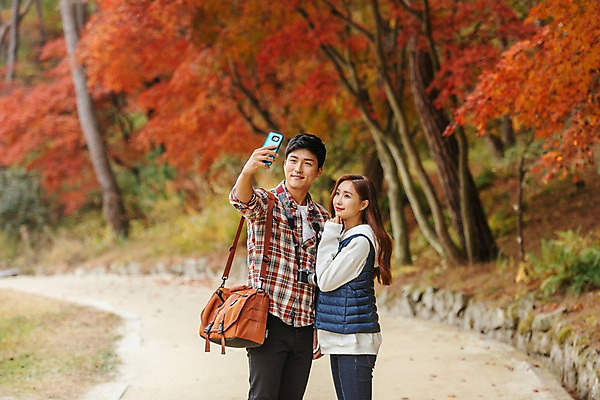 포토 JPG 주간 커플 응시 여자 남자 여행 가방 데이트 단풍나무 서기 미소 사람 상반신 20대 성인 야외 두명 옆모습 스마트폰 카메라 산책로 한국인 셀프카메라 국내여행 성인만 세종대왕릉 국내포토 여주시 자연요소 나무 시선 잡화 길 뷰포인트 단풍 관계 모션 표정 동양인 청년 전자제품 핸드폰 스마트기기 사진촬영 경기도 왕릉 파일형식 여주_지역