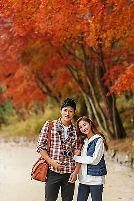 포토 JPG 주간 커플 응시 여자 남자 여행 가방 데이트 단풍나무 서기 미소 사람 상반신 20대 성인 야외 두명 앞모습 스마트폰 카메라 팔짱 기댐 산책로 한국인 국내여행 성인만 세종대왕릉 국내포토 여주시 자연요소 나무 시선 잡화 길 뷰포인트 단풍 관계 모션 표정 동양인 청년 전자제품 핸드폰 스마트기기 경기도 왕릉 파일형식 여주_지역