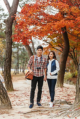포토 JPG 주간 전신 커플 응시 여자 남자 여행 낙엽 가방 데이트 단풍나무 서기 미소 사람 20대 성인 야외 두명 앞모습 카메라 손잡기 산책로 한국인 뿌리 국내여행 성인만 세종대왕릉 국내포토 여주시 자연요소 나무 시선 잡화 길 뷰포인트 단풍 잎 관계 모션 표정 동양인 청년 전자제품 경기도 왕릉 파일형식 여주_지역