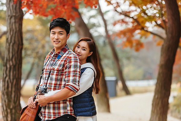 포토 JPG 주간 나무 커플 응시 여자 남자 여행 단풍 가방 데이트 안기 단풍나무 서기 미소 사람 상반신 20대 성인 야외 두명 옆모습 카메라 손잡기 산책로 한국인 백허그 국내여행 성인만 세종대왕릉 국내포토 여주시 자연요소 식물 시선 잡화 길 뷰포인트 잎 관계 모션 포옹 표정 동양인 청년 전자제품 경기도 왕릉 파일형식 여주_지역