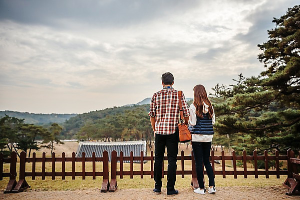 포토 JPG 주간 전신 구름 커플 응시 여자 남자 여행 고건축 가방 데이트 한국건축 하늘 산 서기 사람 잔디 20대 성인 야외 두명 뒷모습 울타리 한국인 소나무 국내여행 성인만 세종대왕릉 국내포토 여주시 자연요소 나무 식물 건축물 시선 잡화 건축 뷰포인트 관계 모션 동양인 청년 담장 경기도 왕릉 파일형식 여주_지역