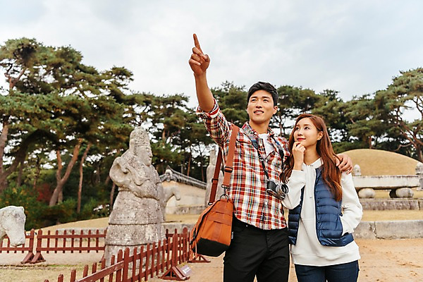 포토 JPG 주간 커플 응시 여자 남자 여행 가방 데이트 안기 서기 미소 사람 상반신 20대 성인 야외 두명 앞모습 관광지 동상 카메라 한국인 문화재 가리킴 묘 소나무 국내여행 성인만 어깨에손 세종대왕릉 국내포토 여주시 자연요소 나무 시선 잡화 뷰포인트 관계 모션 표정 동양인 손짓 청년 전자제품 조형물 경기도 기념물 왕릉 파일형식 여주_지역