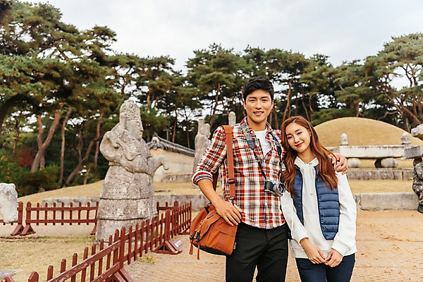 포토 JPG 주간 커플 응시 여자 남자 여행 가방 데이트 안기 서기 미소 사람 상반신 20대 성인 야외 두명 앞모습 관광지 동상 카메라 기댐 한국인 문화재 묘 소나무 국내여행 성인만 어깨에손 세종대왕릉 국내포토 여주시 자연요소 나무 시선 잡화 뷰포인트 관계 모션 표정 동양인 청년 전자제품 조형물 경기도 기념물 왕릉 파일형식 여주_지역