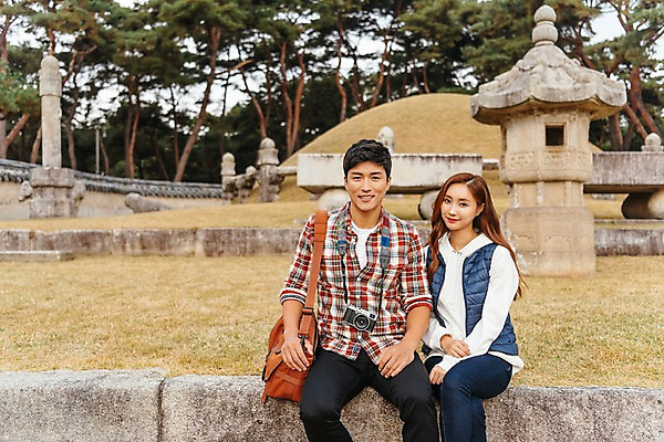 포토 JPG 주간 커플 응시 여자 남자 여행 가방 데이트 미소 사람 앉기 상반신 20대 성인 야외 두명 앞모습 관광지 카메라 한국인 문화재 묘 소나무 국내여행 성인만 세종대왕릉 국내포토 여주시 자연요소 나무 시선 잡화 뷰포인트 관계 모션 표정 동양인 청년 전자제품 경기도 왕릉 파일형식 여주_지역