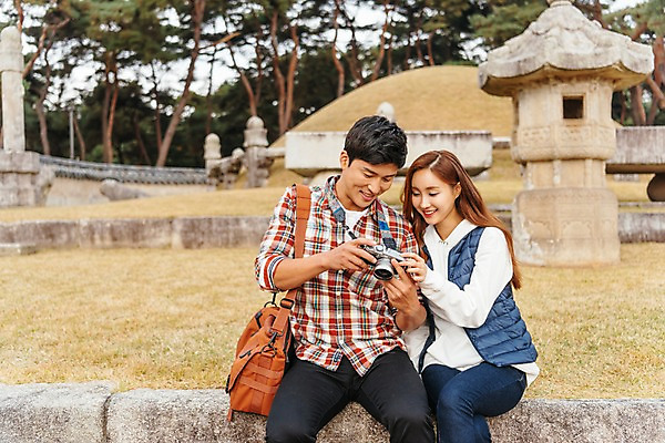 포토 JPG 주간 커플 응시 여자 남자 여행 가방 데이트 미소 사람 앉기 상반신 20대 성인 야외 두명 앞모습 카메라 한국인 묘 소나무 국내여행 성인만 세종대왕릉 국내포토 여주시 자연요소 나무 시선 잡화 뷰포인트 관계 모션 표정 동양인 청년 전자제품 경기도 왕릉 파일형식 여주_지역