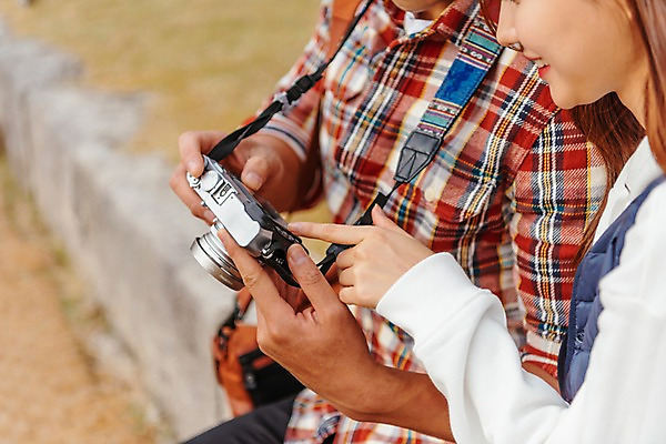 포토 JPG 주간 커플 응시 여자 남자 여행 데이트 미소 사람 앉기 상반신 20대 성인 야외 두명 옆모습 카메라 한국인 가을 가리킴 국내여행 성인만 세종대왕릉 국내포토 여주시 자연요소 시선 계절 뷰포인트 관계 모션 표정 동양인 손짓 청년 전자제품 경기도 왕릉 파일형식 여주_지역