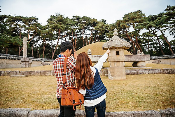 포토 JPG 주간 커플 여자 남자 여행 데이트 서기 사람 상반신 20대 성인 야외 두명 뒷모습 카메라 사진촬영 한국인 문화재 가을 가리킴 묘 소나무 비석 국내여행 성인만 세종대왕릉 국내포토 여주시 자연요소 나무 계절 뷰포인트 관계 모션 동양인 손짓 청년 전자제품 촬영 경기도 왕릉 파일형식 여주_지역