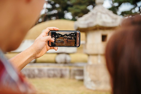 포토 JPG 주간 손 커플 응시 여자 남자 여행 데이트 서기 사람 근접촬영 상반신 20대 성인 야외 두명 아웃포커스 신체부위 스마트폰 사진촬영 한국인 가을 묘 국내여행 성인만 세종대왕릉 국내포토 여주시 자연요소 시선 계절 뷰포인트 관계 모션 촬영기법 동양인 청년 핸드폰 스마트기기 촬영 경기도 왕릉 파일형식 여주_지역