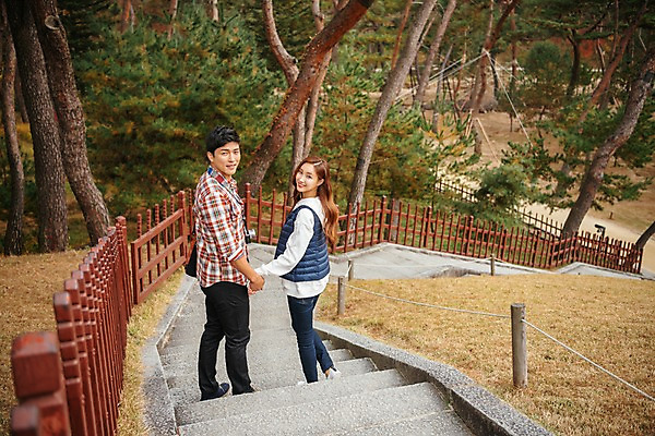 포토 JPG 주간 전신 나무 커플 응시 여자 남자 여행 가방 데이트 서기 미소 사람 잔디 20대 성인 야외 두명 옆모습 울타리 하이앵글 카메라 계단 손잡기 한국인 가을 소나무 뒤돌아보기 국내여행 성인만 세종대왕릉 국내포토 여주시 자연요소 식물 시선 잡화 계절 뷰포인트 관계 모션 표정 동양인 청년 전자제품 담장 경기도 왕릉 파일형식 여주_지역