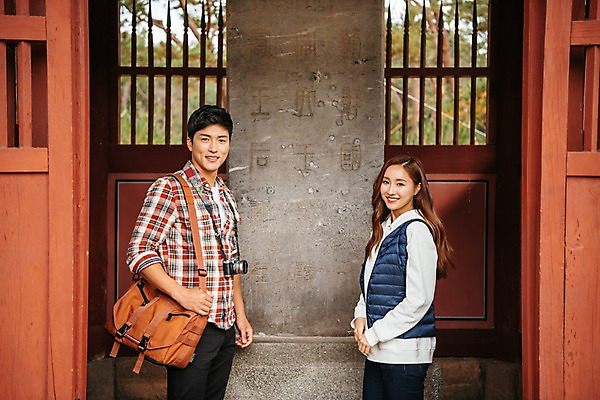 포토 JPG 주간 커플 응시 여자 남자 여행 가방 데이트 서기 미소 사람 상반신 20대 성인 야외 두명 옆모습 카메라 한국인 문화재 가을 비석 국내여행 성인만 세종대왕릉 국내포토 여주시 자연요소 시선 잡화 계절 뷰포인트 관계 모션 표정 동양인 청년 전자제품 경기도 왕릉 파일형식 여주_지역