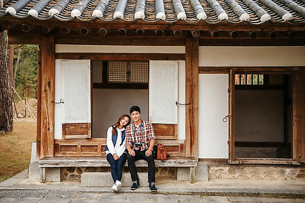 포토 JPG 주간 전신 커플 응시 여자 남자 여행 고건축 가방 데이트 한국건축 휴식 기와집 미소 사람 앉기 20대 성인 야외 두명 앞모습 카메라 기댐 한국인 가을 전통문 국내여행 전통창문 성인만 세종대왕릉 국내포토 여주시 자연요소 전통 건축물 시선 잡화 계절 건축 뷰포인트 컨셉 창문 관계 모션 한옥 표정 동양인 청년 전자제품 문 경기도 왕릉 파일형식 여주_지역