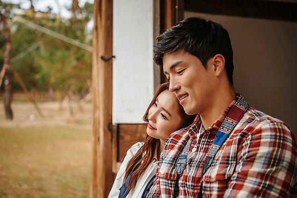 포토 JPG 주간 나무 커플 응시 여자 남자 여행 고건축 데이트 한국건축 휴식 기와집 서기 미소 사람 잔디 상반신 20대 성인 야외 두명 옆모습 기댐 한국인 가을 국내여행 성인만 세종대왕릉 국내포토 여주시 자연요소 식물 건축물 시선 계절 건축 뷰포인트 컨셉 관계 모션 한옥 표정 동양인 청년 경기도 왕릉 파일형식 여주_지역