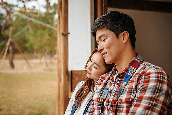 포토 JPG 주간 커플 여자 남자 여행 고건축 데이트 한국건축 휴식 기와집 사람 앉기 잔디 상반신 20대 성인 야외 두명 옆모습 눈감음 기댐 한국인 가을 국내여행 성인만 세종대왕릉 국내포토 여주시 자연요소 식물 건축물 계절 건축 뷰포인트 컨셉 관계 모션 한옥 동양인 청년 경기도 왕릉 파일형식 여주_지역