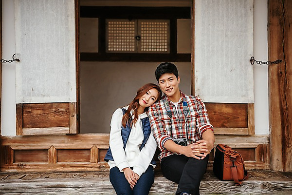 포토 JPG 주간 커플 응시 여자 남자 여행 고건축 가방 데이트 한국건축 휴식 기와집 미소 사람 앉기 상반신 20대 성인 야외 두명 앞모습 기댐 한국인 가을 전통문 국내여행 전통창문 성인만 세종대왕릉 국내포토 여주시 자연요소 전통 건축물 시선 잡화 계절 건축 뷰포인트 컨셉 창문 관계 모션 한옥 표정 동양인 청년 문 경기도 왕릉 파일형식 여주_지역