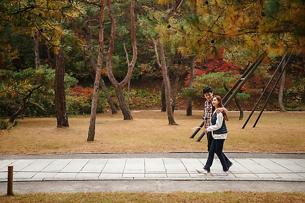 포토 JPG 주간 전신 나무 커플 응시 여자 남자 여행 단풍 데이트 미소 사람 잔디 20대 성인 야외 두명 옆모습 걷기 한국인 가을 잡기 보행로 억새 국내여행 성인만 어깨에손 세종대왕릉 국내포토 여주시 자연요소 식물 시선 계절 길 뷰포인트 잎 관계 모션 표정 동양인 청년 경기도 왕릉 파일형식 여주_지역