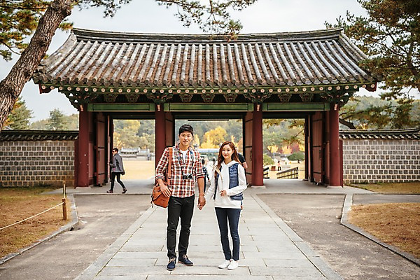 포토 JPG 주간 전신 커플 응시 여자 남자 여행 고건축 데이트 한국건축 출입구 서기 미소 사람 20대 성인 야외 두명 앞모습 관광지 여행객 손잡기 한국인 가을 잡기 억새 국내여행 성인만 세종대왕릉 국내포토 여주시 자연요소 식물 건축물 시선 계절 건축 뷰포인트 관계 모션 표정 동양인 청년 경기도 왕릉 파일형식 여주_지역