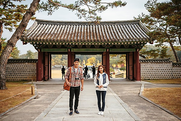 포토 JPG 주간 전신 나무 커플 응시 여자 남자 여행 고건축 가방 데이트 한국건축 출입구 서기 미소 사람 20대 성인 야외 두명 앞모습 관광지 여행객 카메라 한국인 가을 국내여행 성인만 세종대왕릉 국내포토 여주시 자연요소 식물 건축물 시선 잡화 계절 건축 뷰포인트 관계 모션 표정 동양인 청년 전자제품 경기도 왕릉 파일형식 여주_지역