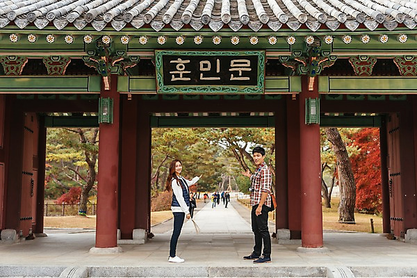 포토 JPG 주간 전신 나무 커플 여자 남자 여행 고건축 데이트 한국건축 단풍나무 출입구 안내 서기 미소 사람 손짓 20대 성인 야외 두명 옆모습 관광지 여행객 한국인 가을 국내여행 성인만 세종대왕릉 국내포토 여주시 자연요소 식물 건축물 계절 건축 뷰포인트 단풍 관계 모션 표정 동양인 청년 경기도 왕릉 파일형식 여주_지역