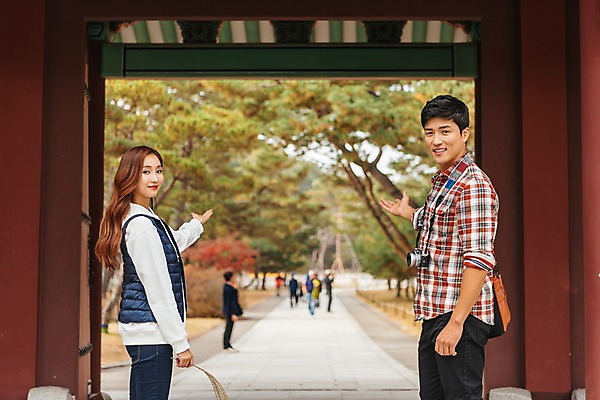 포토 JPG 주간 나무 한국전통 커플 응시 여자 남자 여행 고건축 데이트 한국건축 출입구 안내 서기 미소 사람 손짓 상반신 20대 성인 야외 두명 옆모습 관광지 한국인 가을 대문 국내여행 성인만 세종대왕릉 국내포토 여주시 자연요소 식물 전통 건축물 시선 계절 건축 뷰포인트 관계 모션 한국 표정 동양인 청년 문 경기도 왕릉 파일형식 여주_지역