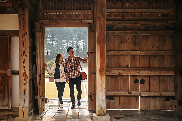 포토 JPG 주간 전신 커플 응시 여자 남자 여행 가방 데이트 기와집 미소 사람 20대 성인 야외 두명 앞모습 걷기 카메라 한국인 가을 대문 국내여행 성인만 세종대왕릉 국내포토 여주시 자연요소 시선 잡화 계절 뷰포인트 관계 모션 한옥 표정 동양인 청년 전자제품 문 경기도 왕릉 파일형식 여주_지역