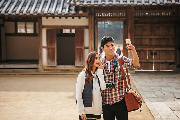 포토 JPG 주간 커플 응시 여자 남자 여행 가방 데이트 기와집 서기 미소 사람 상반신 20대 성인 야외 두명 앞모습 스마트폰 카메라 한국인 가을 셀프카메라 브이 대문 국내여행 성인만 세종대왕릉 국내포토 여주시 자연요소 시선 잡화 계절 뷰포인트 관계 모션 한옥 표정 동양인 손짓 청년 전자제품 핸드폰 스마트기기 문 사진촬영 경기도 왕릉 파일형식 여주_지역