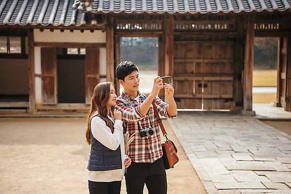 포토 JPG 주간 커플 응시 여자 남자 여행 가방 데이트 기와집 서기 미소 들기 사람 상반신 20대 성인 야외 두명 앞모습 옆모습 스마트폰 카메라 사진촬영 한국인 가을 억새 대문 국내여행 성인만 세종대왕릉 국내포토 여주시 자연요소 식물 시선 잡화 계절 뷰포인트 관계 모션 한옥 표정 동양인 청년 전자제품 핸드폰 스마트기기 문 촬영 경기도 왕릉 파일형식 여주_지역