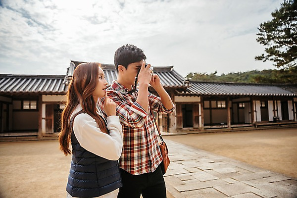 포토 JPG 주간 나무 구름 커플 응시 여자 남자 여행 가방 데이트 하늘 기와집 서기 사람 상반신 20대 성인 야외 두명 옆모습 카메라 사진촬영 한국인 가을 국내여행 성인만 세종대왕릉 국내포토 여주시 자연요소 식물 시선 잡화 계절 뷰포인트 관계 모션 한옥 동양인 청년 전자제품 촬영 경기도 왕릉 파일형식 여주_지역