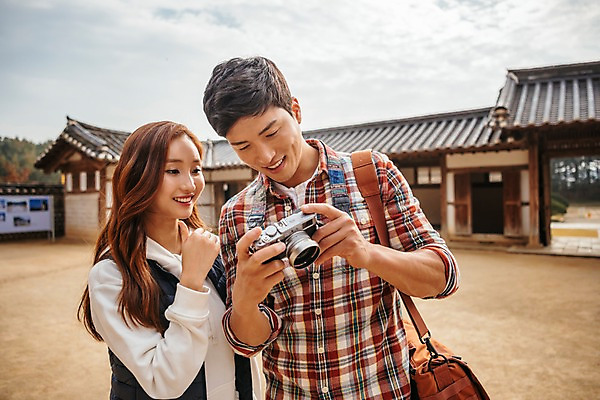 포토 JPG 주간 커플 응시 여자 남자 여행 가방 데이트 기와집 서기 미소 사람 상반신 20대 성인 야외 두명 앞모습 관광지 카메라 한국인 가을 국내여행 성인만 세종대왕릉 국내포토 여주시 자연요소 시선 잡화 계절 뷰포인트 관계 모션 한옥 표정 동양인 청년 전자제품 경기도 왕릉 파일형식 여주_지역