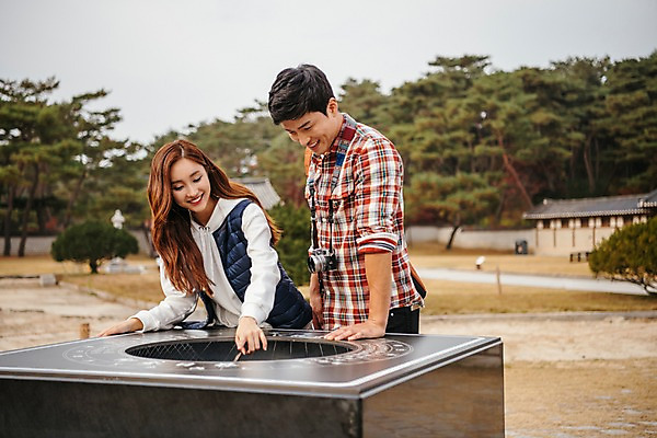 포토 JPG 주간 나무 커플 응시 여자 남자 여행 데이트 기와집 서기 미소 사람 상반신 20대 성인 야외 두명 앞모습 옆모습 카메라 한국인 문화재 가을 가리킴 구경 국내여행 해시계 성인만 세종대왕릉 앙부일구 국내포토 여주시 자연요소 식물 시선 계절 뷰포인트 시계 관계 모션 한옥 표정 동양인 손짓 청년 전자제품 경기도 왕릉 파일형식 여주_지역