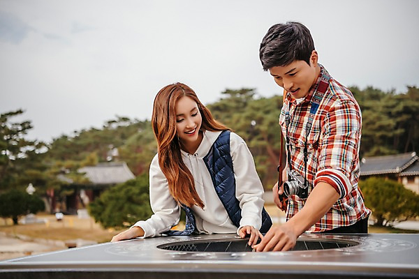 포토 JPG 주간 나무 커플 응시 여자 남자 여행 데이트 기와집 서기 미소 사람 상반신 20대 성인 야외 두명 앞모습 옆모습 한국인 문화재 가을 구경 국내여행 해시계 성인만 세종대왕릉 앙부일구 국내포토 여주시 자연요소 식물 시선 계절 뷰포인트 시계 관계 모션 한옥 표정 동양인 청년 경기도 왕릉 파일형식 여주_지역