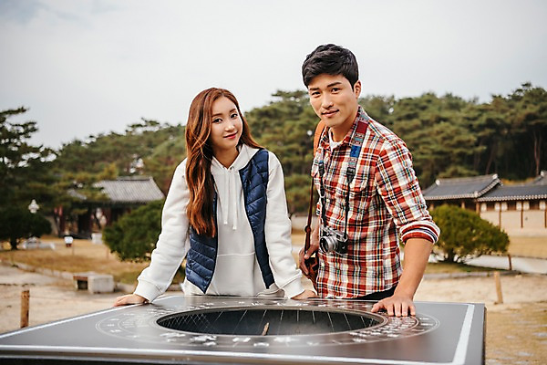 포토 JPG 주간 나무 커플 응시 여자 남자 여행 데이트 기와집 서기 미소 사람 상반신 20대 성인 야외 두명 앞모습 옆모습 카메라 한국인 문화재 가을 구경 국내여행 해시계 성인만 세종대왕릉 앙부일구 국내포토 여주시 자연요소 식물 시선 계절 뷰포인트 시계 관계 모션 한옥 표정 동양인 청년 전자제품 경기도 왕릉 파일형식 여주_지역