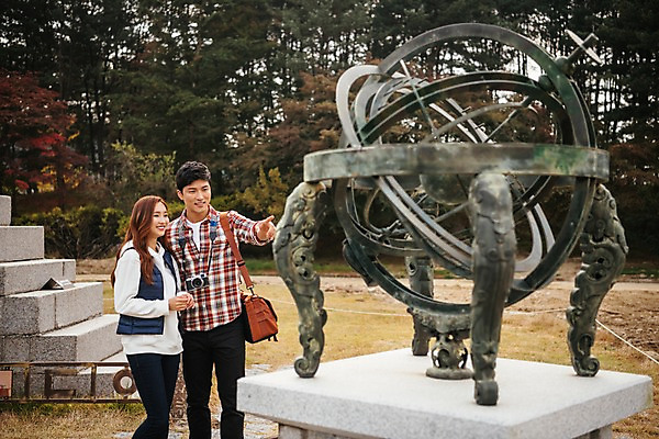 포토 JPG 주간 커플 응시 여자 남자 여행 데이트 서기 미소 사람 상반신 20대 성인 야외 두명 앞모습 옆모습 카메라 한국인 문화재 가을 가리킴 구경 천체관측 국내여행 혼천의 성인만 세종대왕릉 국내포토 여주시 자연요소 시선 계절 뷰포인트 관계 모션 표정 동양인 손짓 청년 전자제품 관측 경기도 왕릉 파일형식 여주_지역