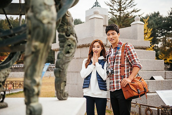 포토 JPG 주간 커플 응시 여자 남자 여행 가방 데이트 서기 미소 사람 상반신 20대 성인 야외 두명 앞모습 관광지 놀람 한국인 문화재 가을 표지판 구경 천체관측 국내여행 혼천의 성인만 세종대왕릉 국내포토 여주시 자연요소 시선 잡화 계절 감정 뷰포인트 관계 모션 알림판 표정 동양인 청년 관측 경기도 왕릉 파일형식 여주_지역